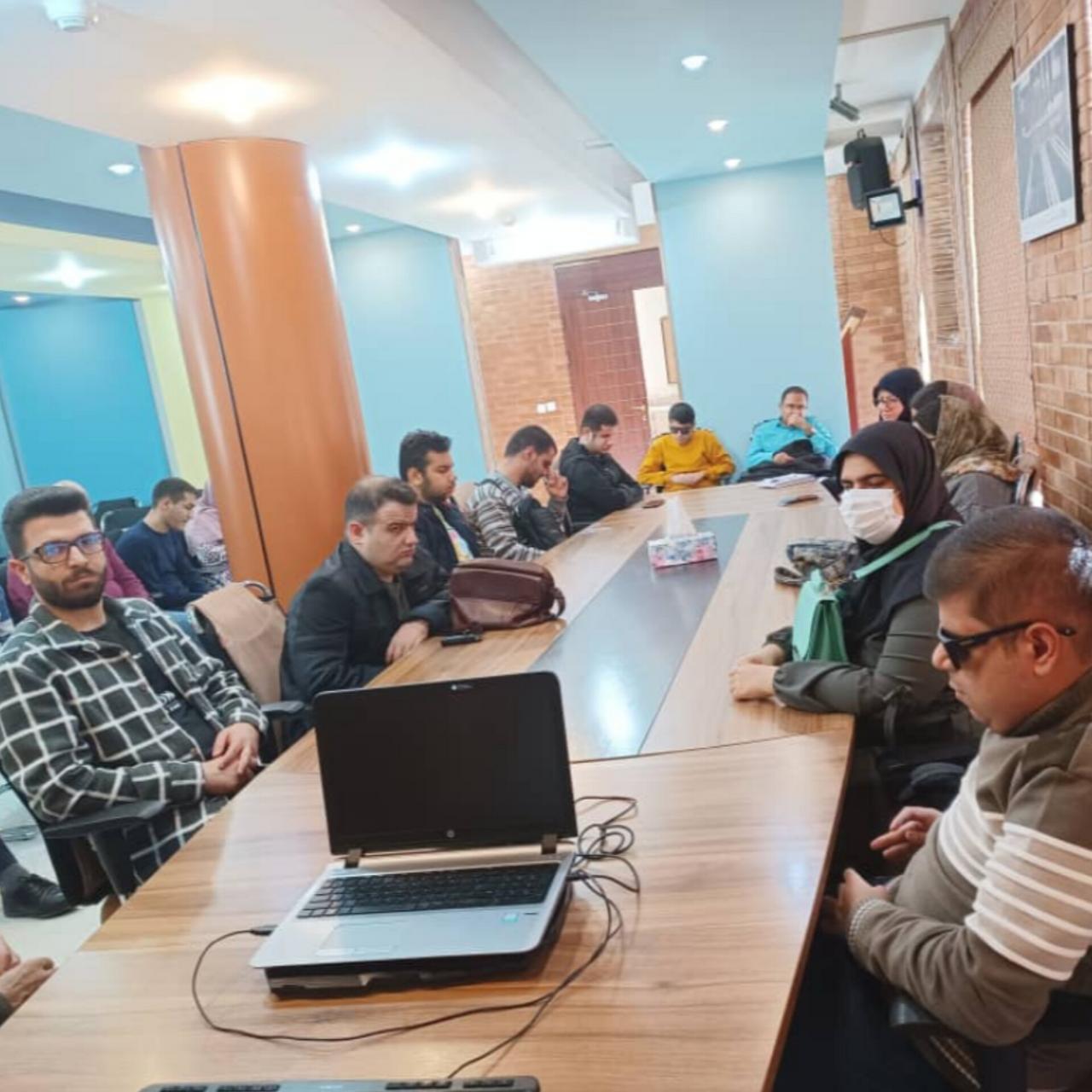 کارگاه فناوری و افق‌های شغلی نابینایان در مؤسسه توانگران کارآفرین شیراز